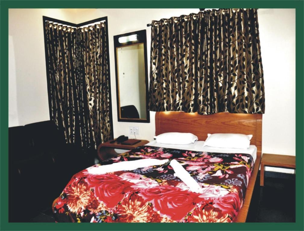 Hotel Shradha Saburi Palace Ширді Номер фото