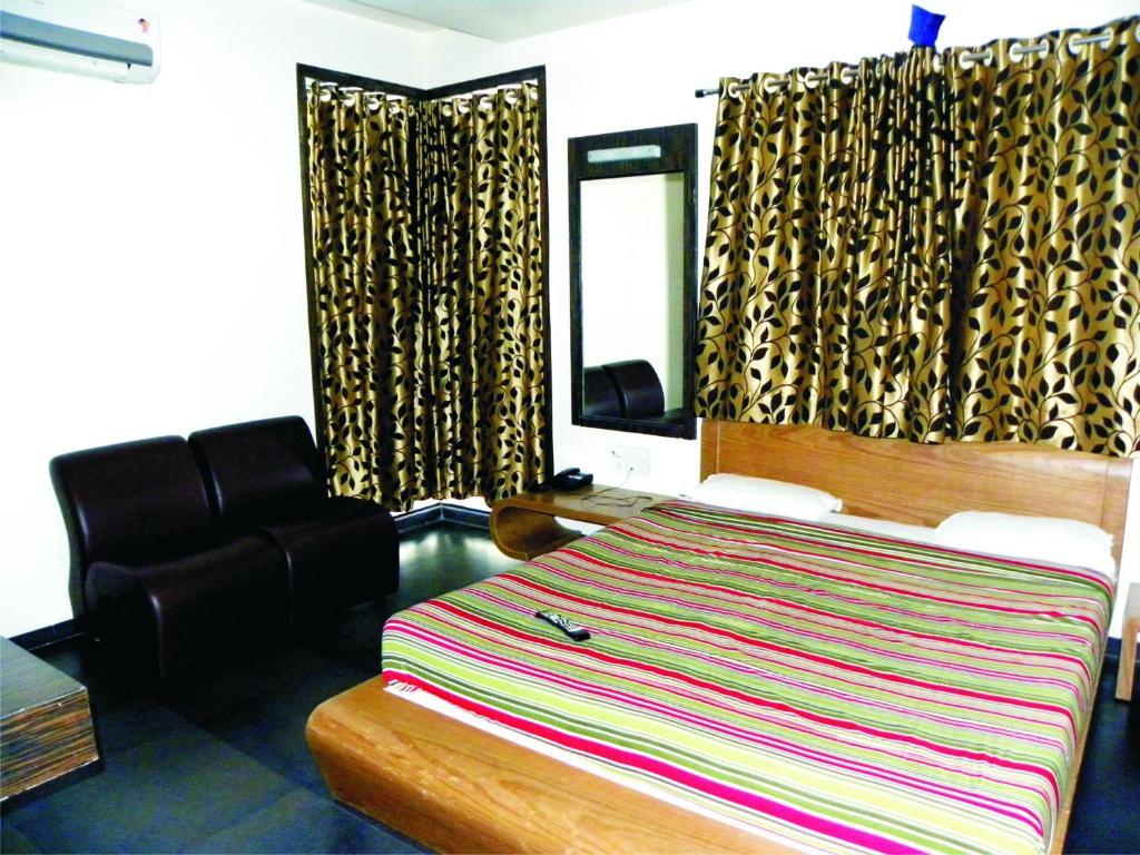 Hotel Shradha Saburi Palace Ширді Номер фото