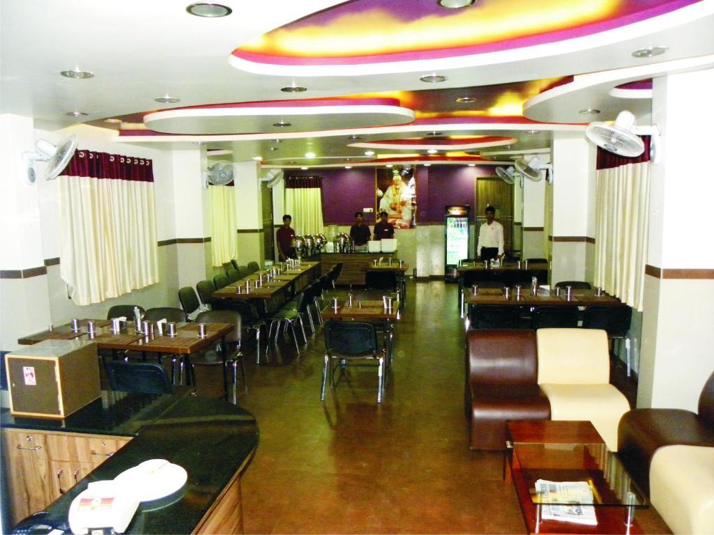 Hotel Shradha Saburi Palace Ширді Екстер'єр фото